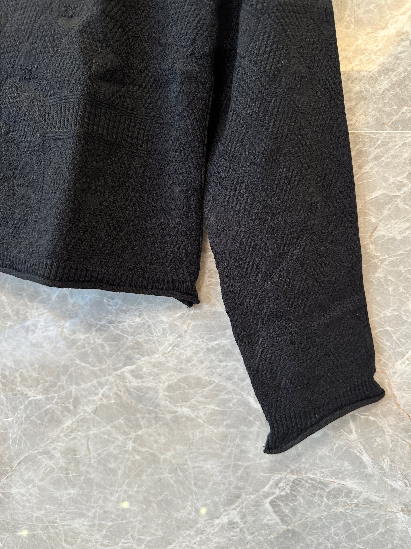 Cardigan Chanel em malha texturizada preta com botões logótipo CC