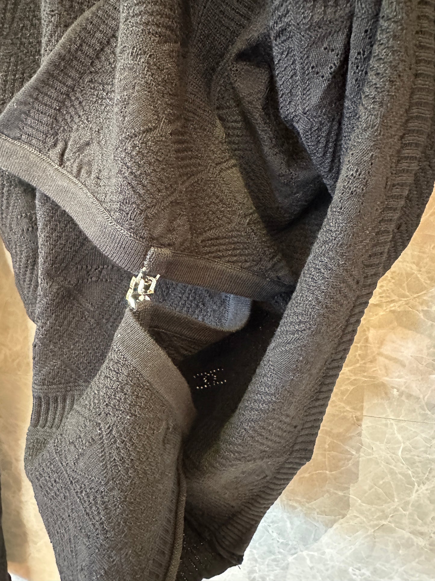 Cardigan Chanel em malha texturizada preta com botões logótipo CC
