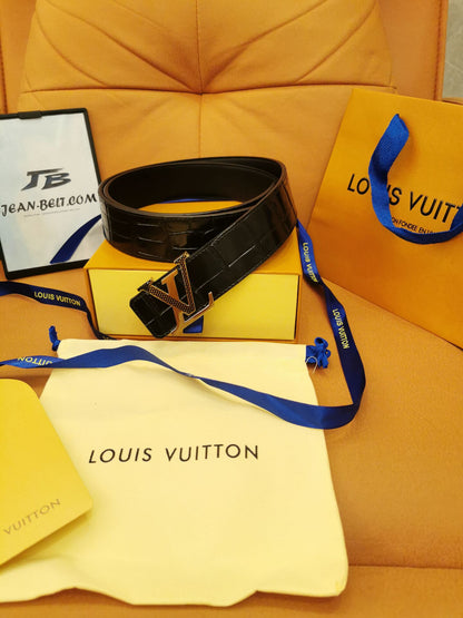 Cinto Louis Vuitton em couro com relevo de crocodilo e fivela dourada com iniciais LV