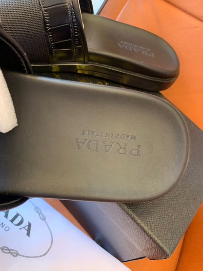 Pantuflas negras con diseño de cocodrilo de Prada