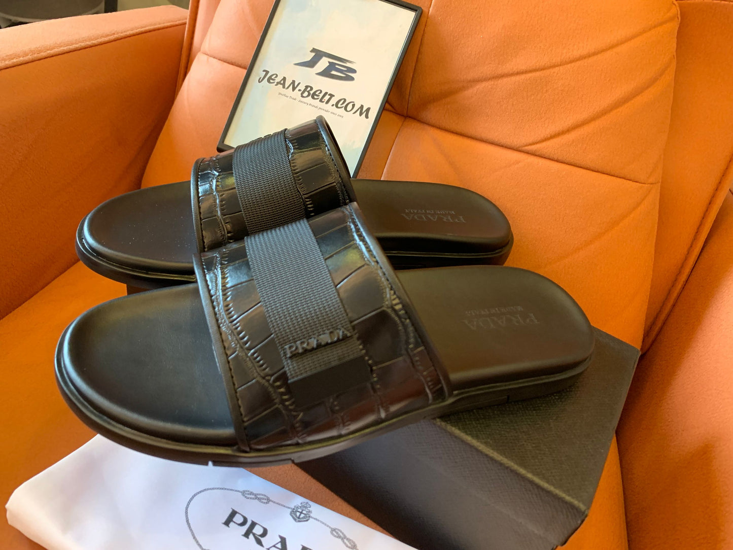 Pantuflas negras con diseño de cocodrilo de Prada