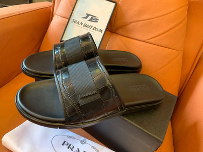 Pantuflas negras con diseño de cocodrilo de Prada