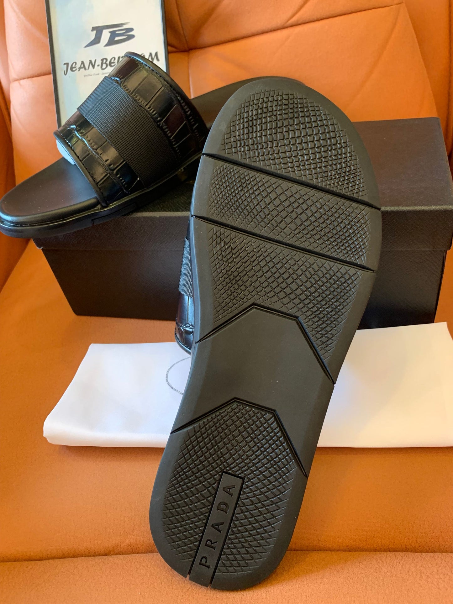 Pantuflas negras con diseño de cocodrilo de Prada