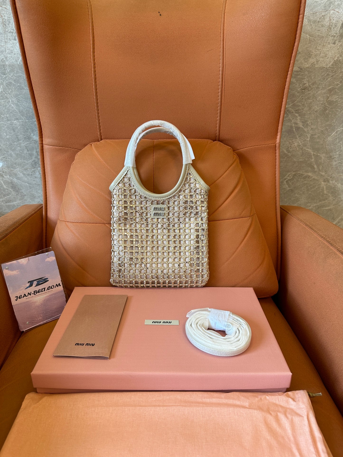 Mala tote Miu Miu de malha de cristal em marfim