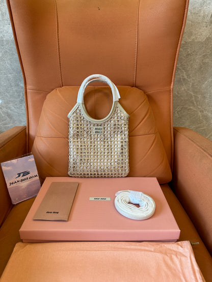 Mala tote Miu Miu de malha de cristal em marfim