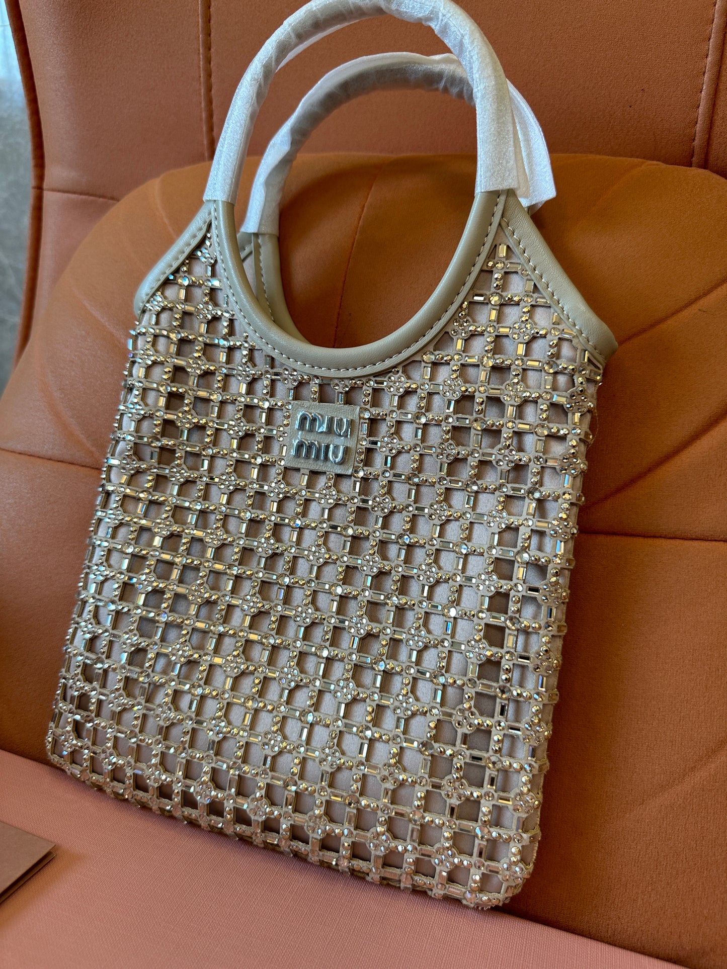 Mala tote Miu Miu de malha de cristal em marfim
