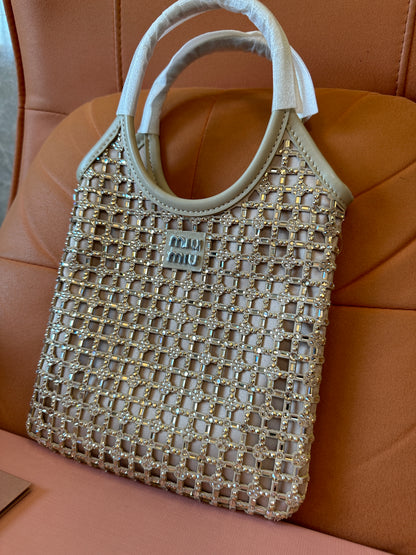 Mala tote Miu Miu de malha de cristal em marfim