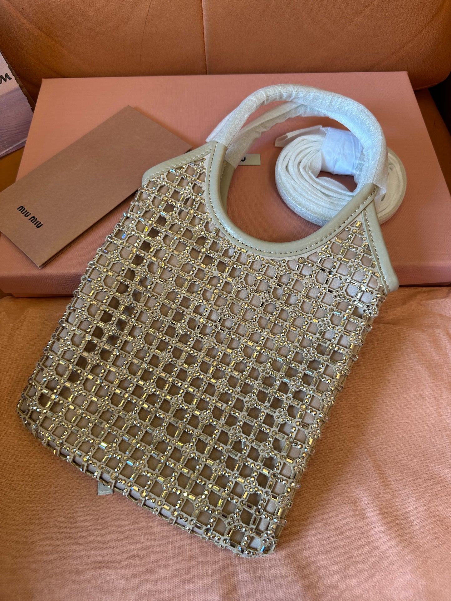 Mala tote Miu Miu de malha de cristal em marfim