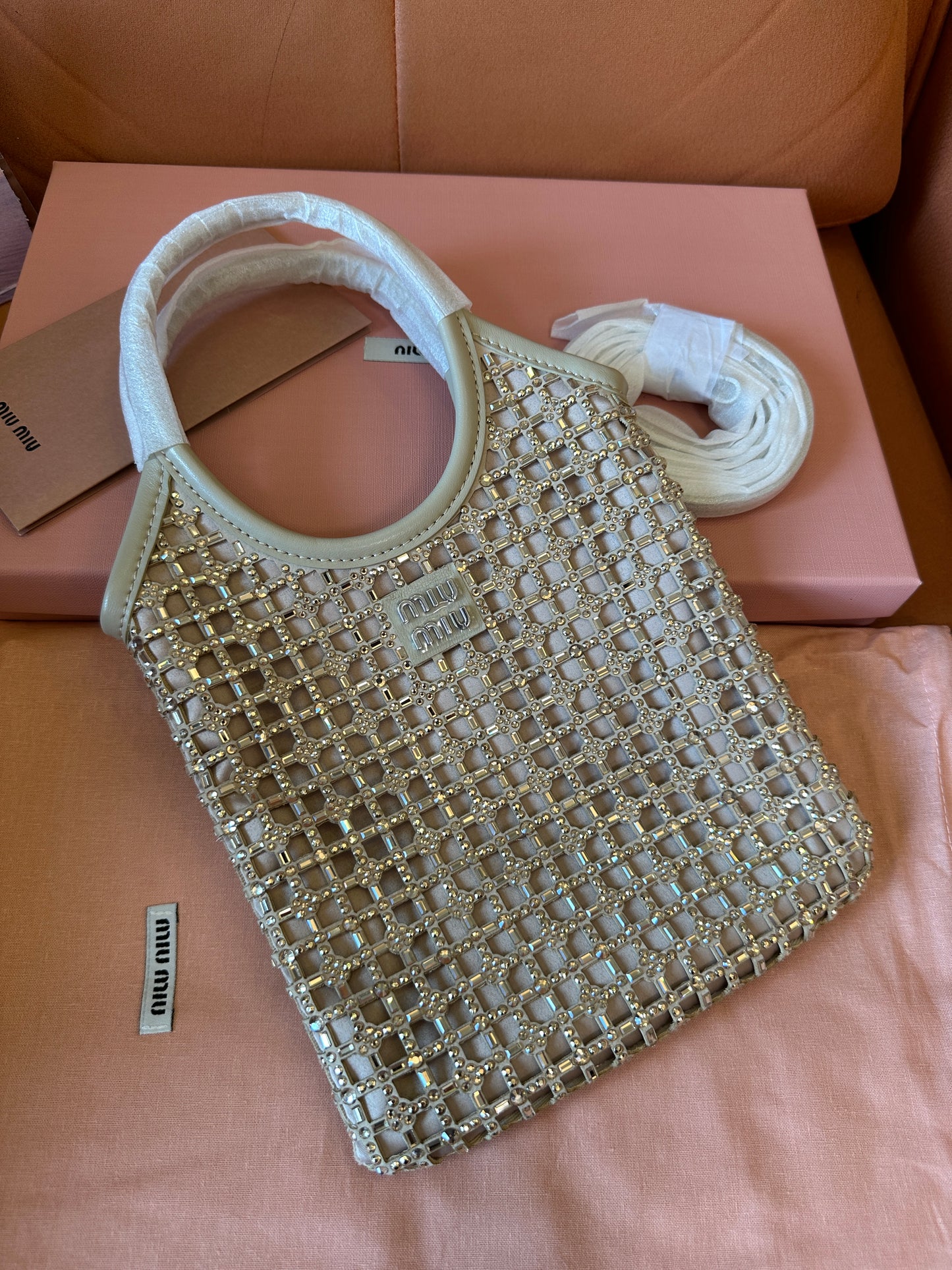 Mala tote Miu Miu de malha de cristal em marfim