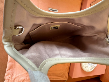 Mala tote Miu Miu de malha de cristal em marfim