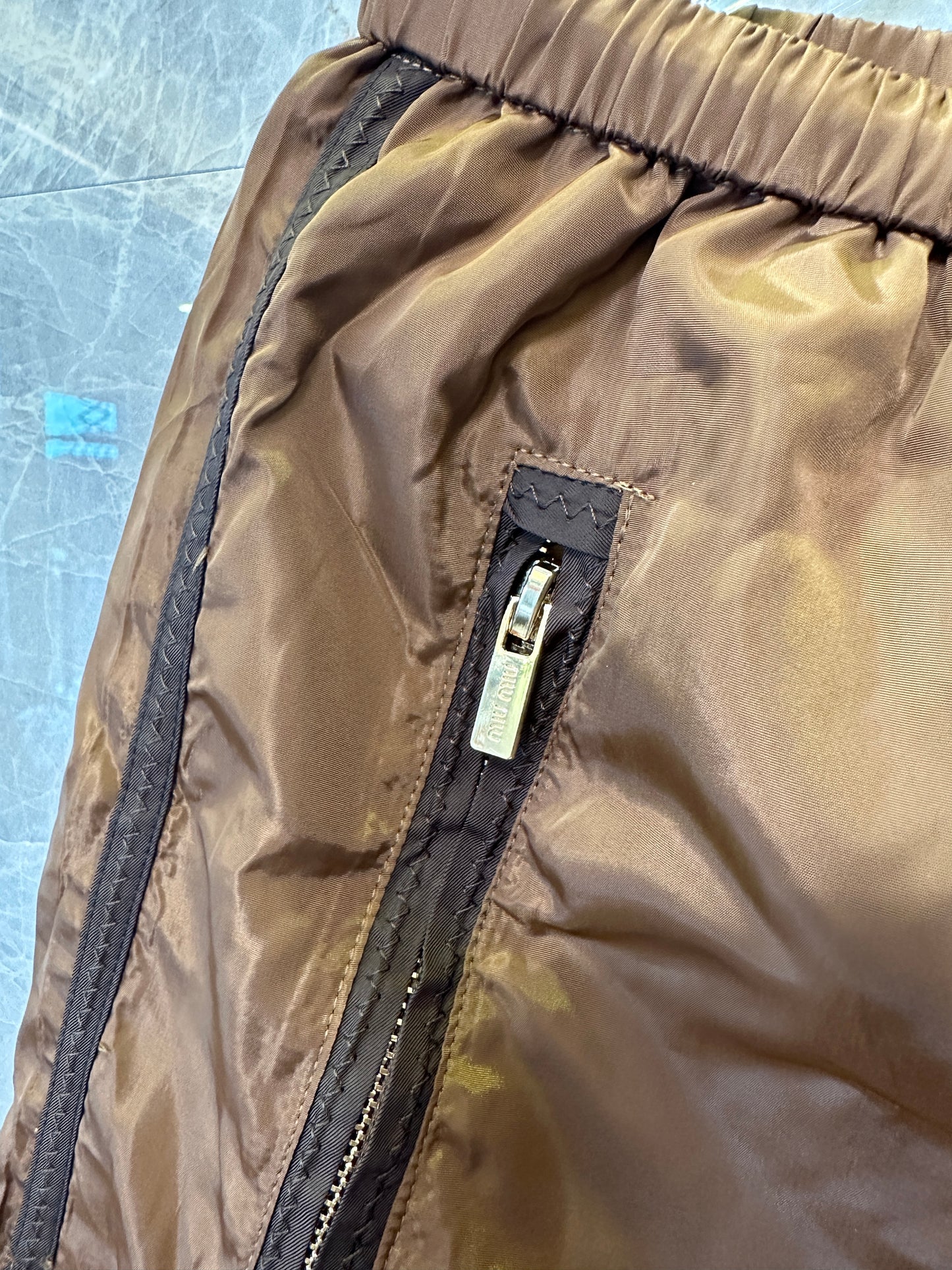 Calções Miu Miu castanhos de nylon com cordão
