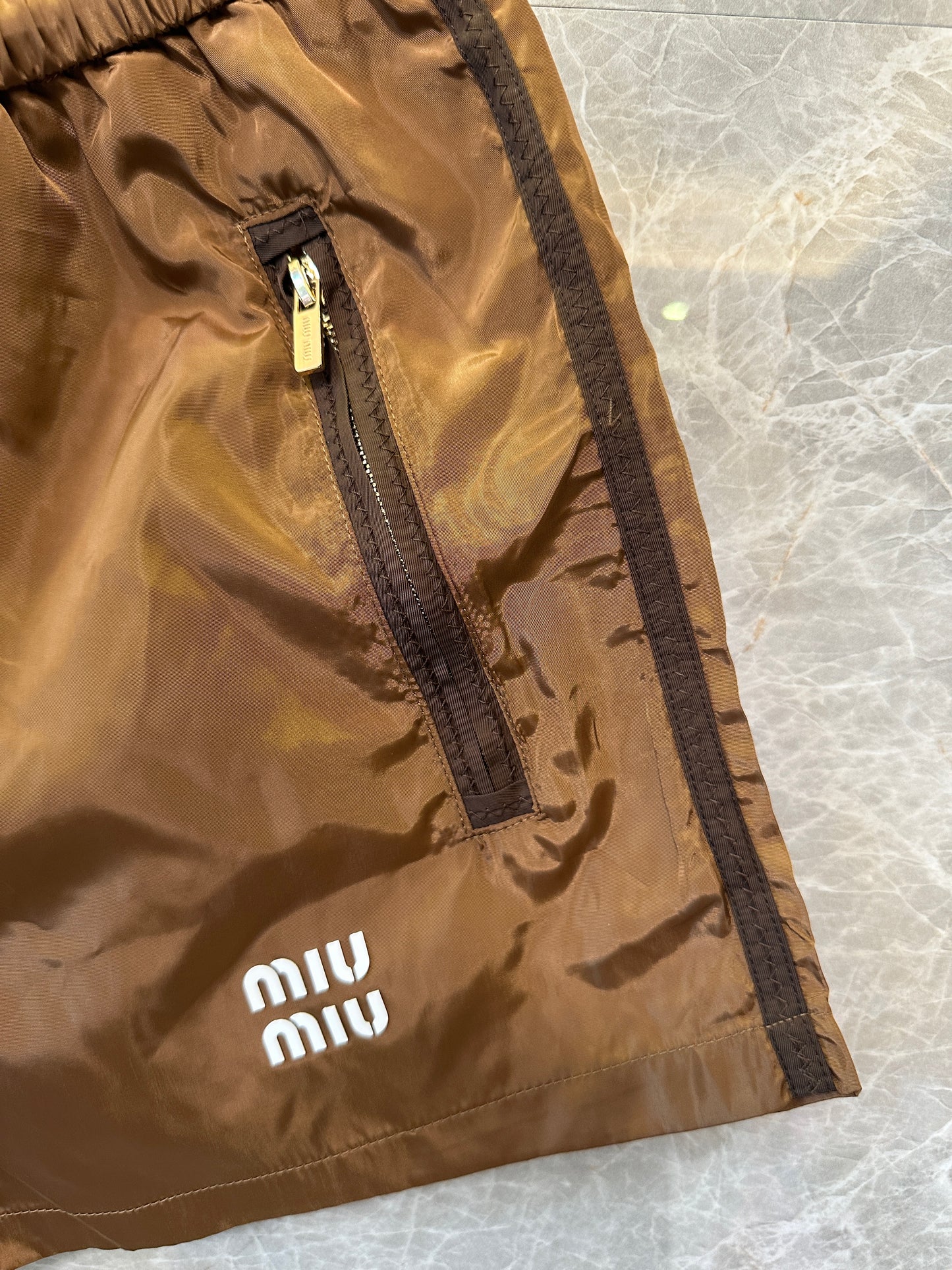 Calções Miu Miu castanhos de nylon com cordão
