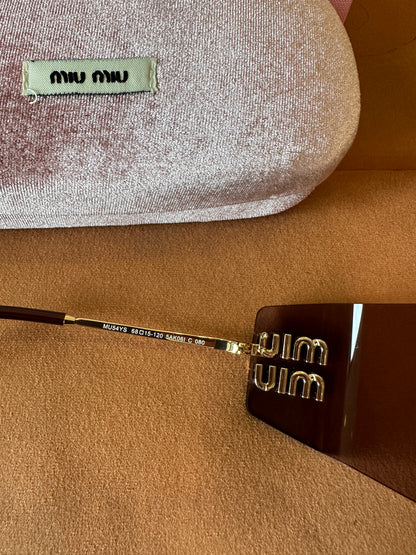 Óculos de sol sem aro Miu Miu MU54YS 5AK06I – escudo castanho degradê com logótipo dourado