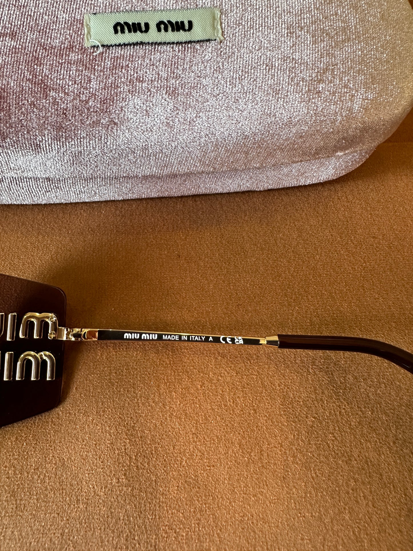 Óculos de sol sem aro Miu Miu MU54YS 5AK06I – escudo castanho degradê com logótipo dourado