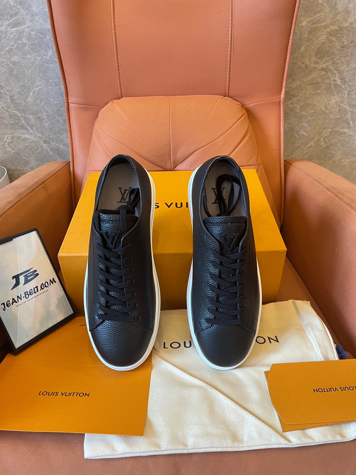 Sneakers en cuir grainé Louis Vuitton noires