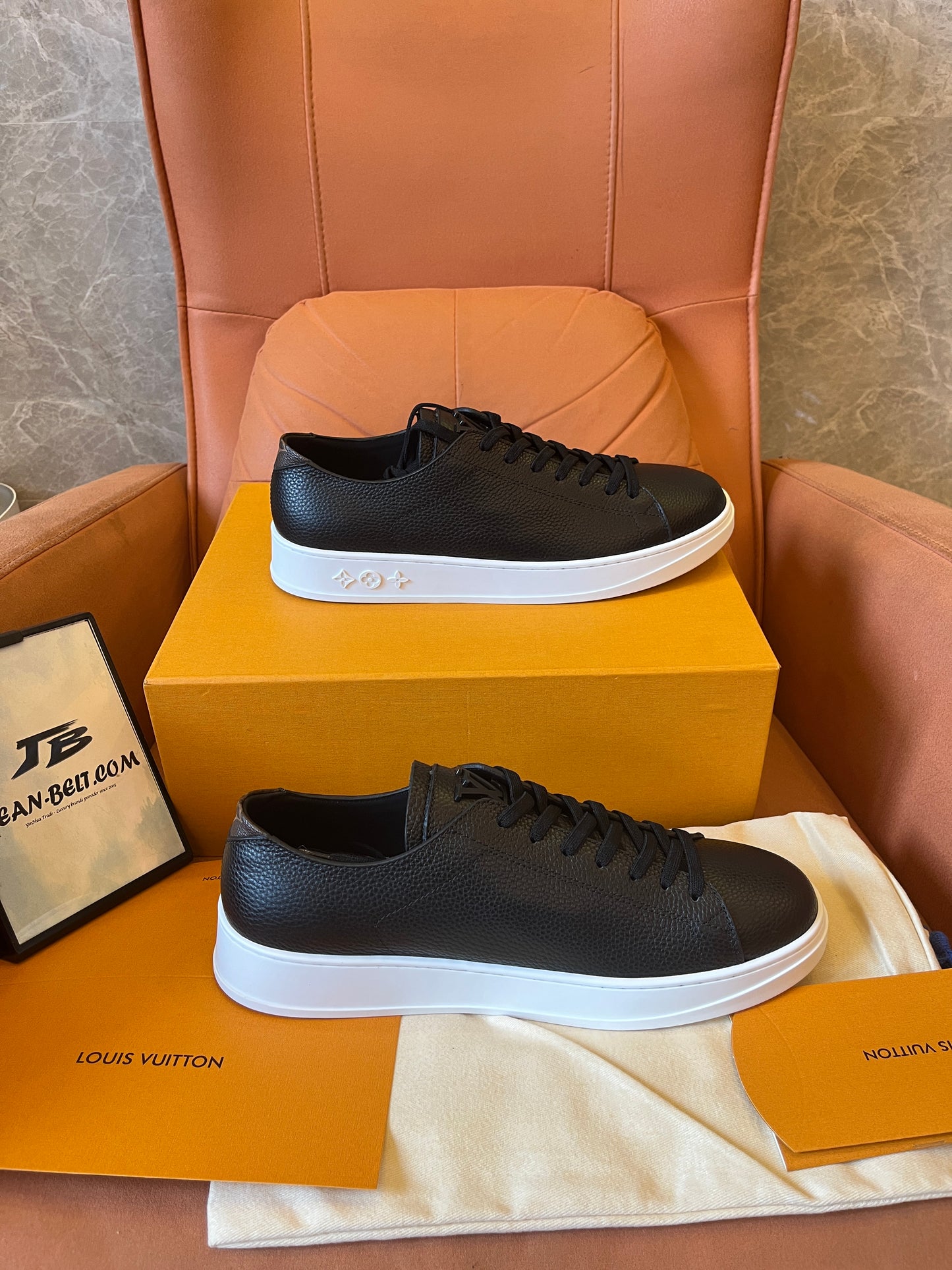 Sneakers en cuir grainé Louis Vuitton noires