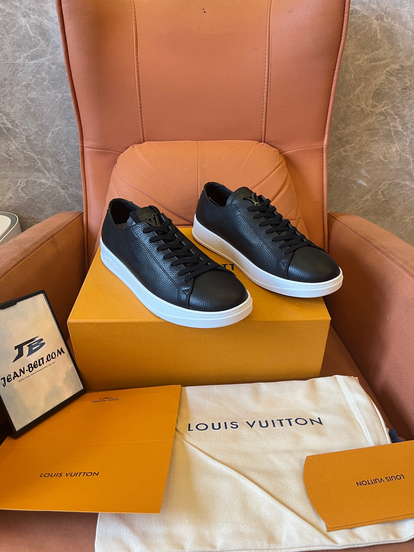 Sneakers en cuir grainé Louis Vuitton noires