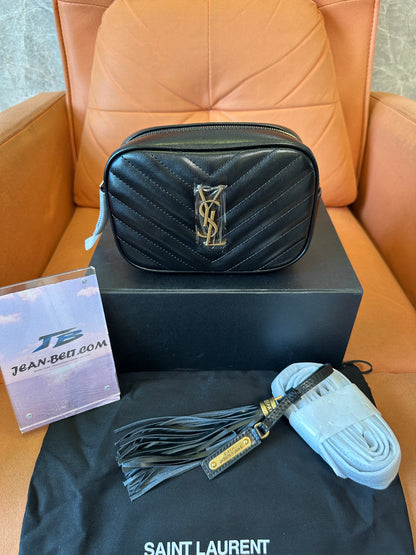Mala Lou Camera Saint Laurent em Pele Acolchoada Preta com Borla Dourada