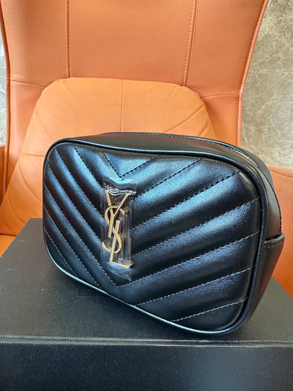 Mala Lou Camera Saint Laurent em Pele Acolchoada Preta com Borla Dourada