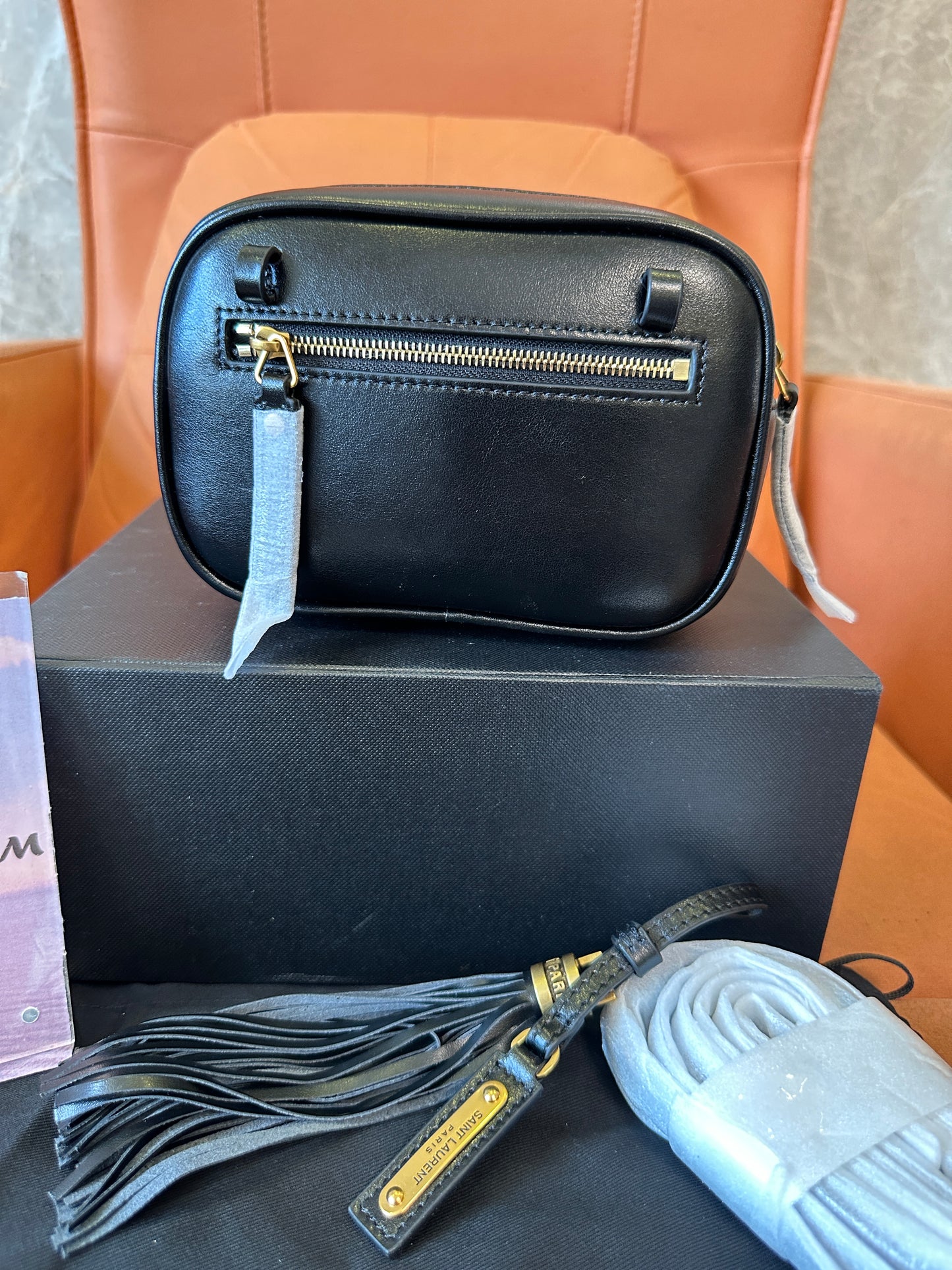 Mala Lou Camera Saint Laurent em Pele Acolchoada Preta com Borla Dourada