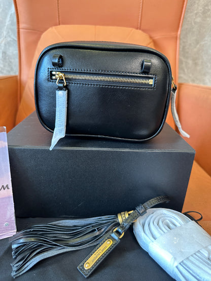 Mala Lou Camera Saint Laurent em Pele Acolchoada Preta com Borla Dourada