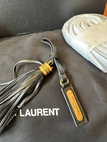 Mala Lou Camera Saint Laurent em Pele Acolchoada Preta com Borla Dourada