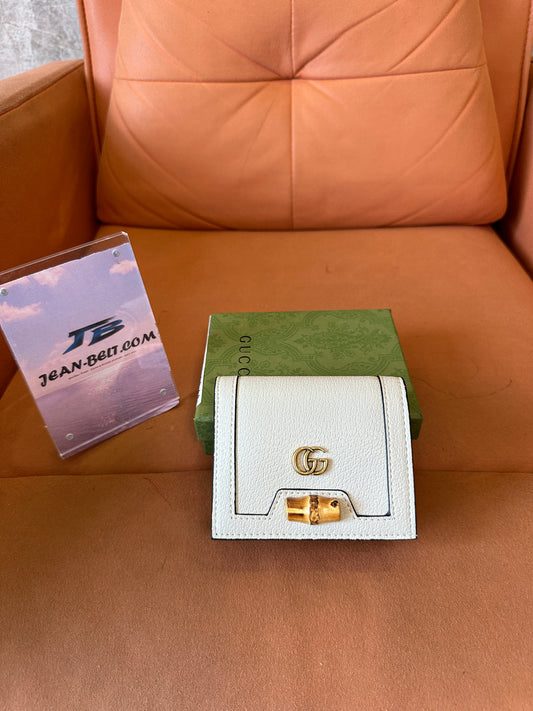 Gucci Estojo para Cartões em Pele Branca com Fecho Tipo Bambu