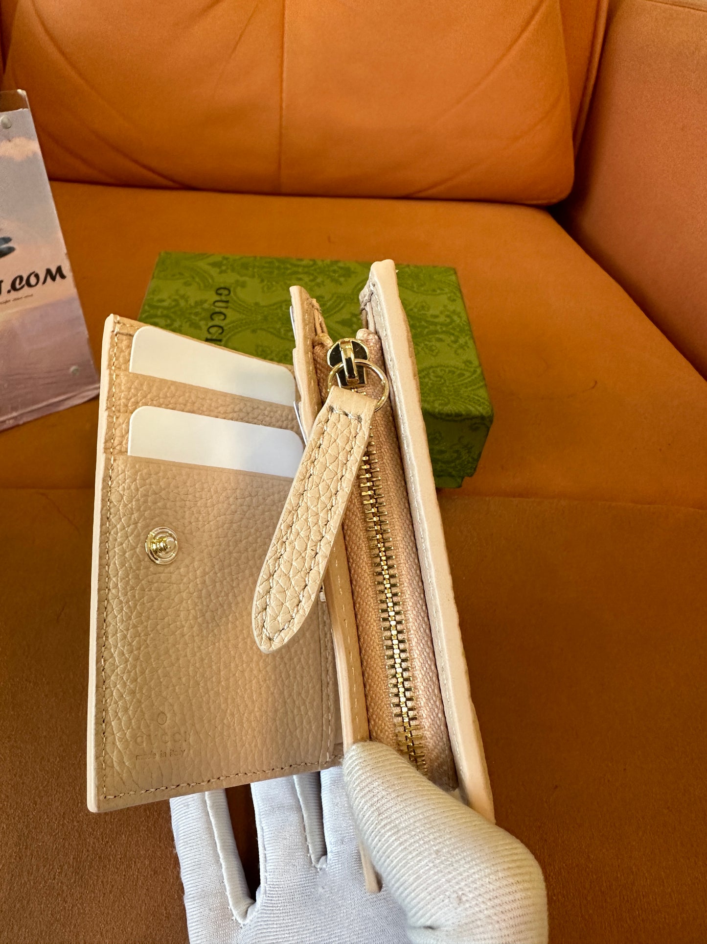 Carteira Pequena Gucci em Pele Bege GG Gravada