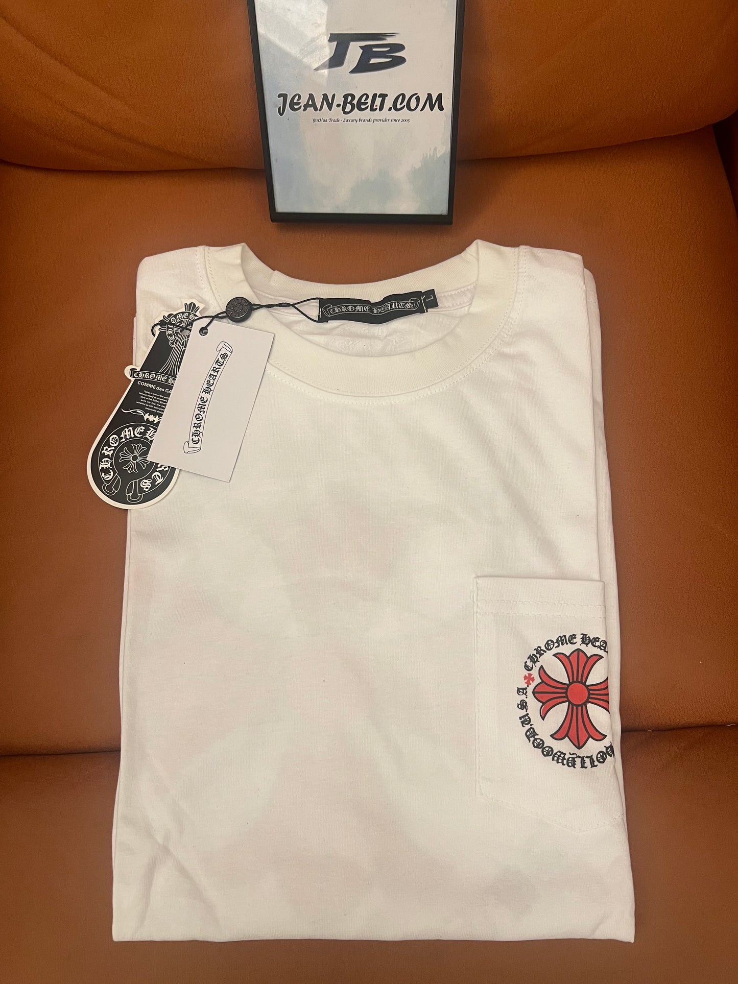 Camiseta branca de manga comprida Chrome Hearts com logotipo de cruz vermelha e letras góticas