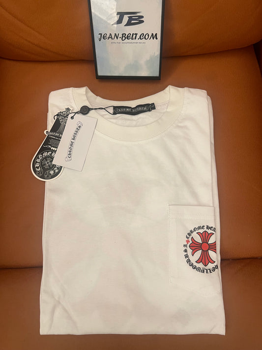 Camiseta blanca de manga larga Chrome Hearts con logotipo de la cruz roja y letras góticas.