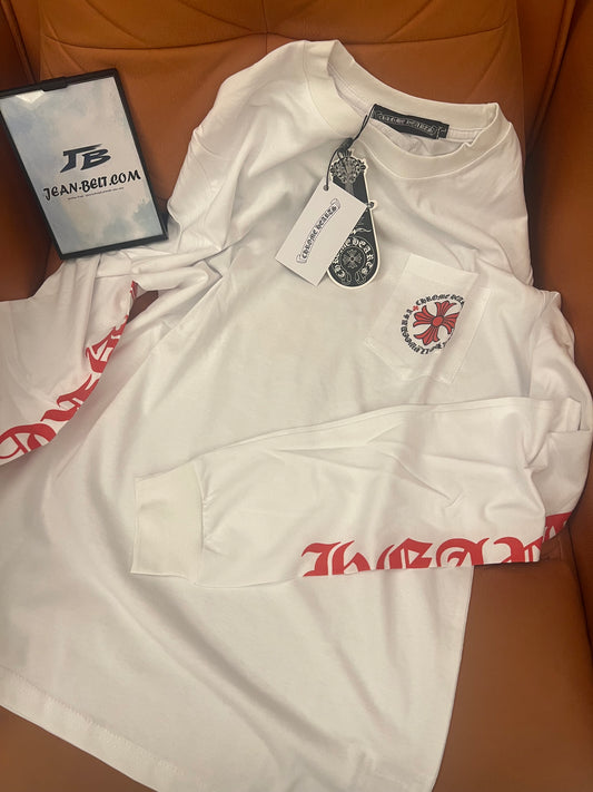 Camiseta blanca de manga larga Chrome Hearts con logotipo de la cruz roja y letras góticas.