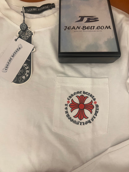 Camiseta branca de manga comprida Chrome Hearts com logotipo de cruz vermelha e letras góticas