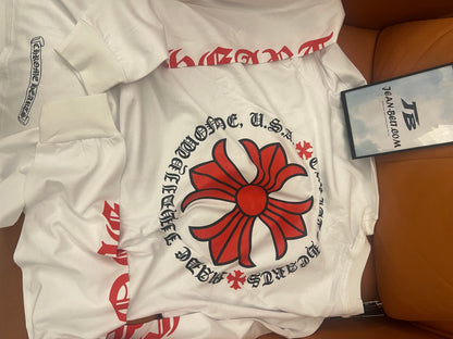 Camiseta branca de manga comprida Chrome Hearts com logotipo de cruz vermelha e letras góticas
