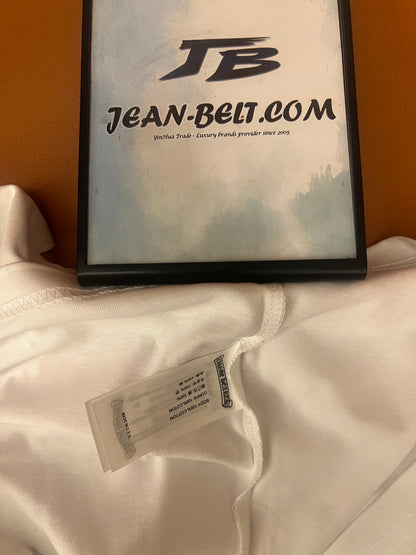 Camiseta branca de manga comprida Chrome Hearts com logotipo de cruz vermelha e letras góticas