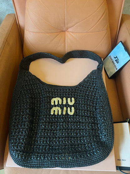 Bolso hobo de crochet negro para mujer de Miu Miu
