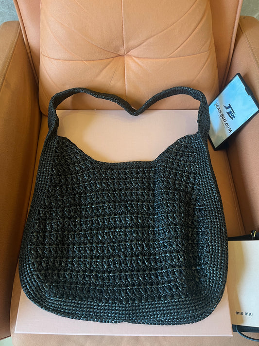 Bolso hobo de crochet negro para mujer de Miu Miu
