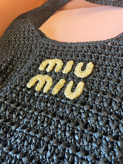 Bolso hobo de crochet negro para mujer de Miu Miu