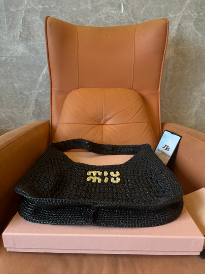 Bolso hobo de crochet negro para mujer de Miu Miu