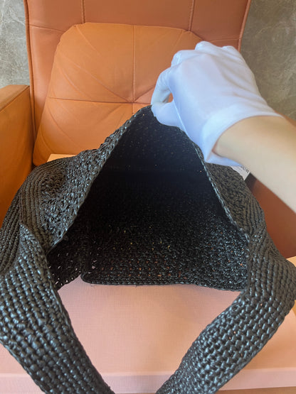 Bolso hobo de crochet negro para mujer de Miu Miu