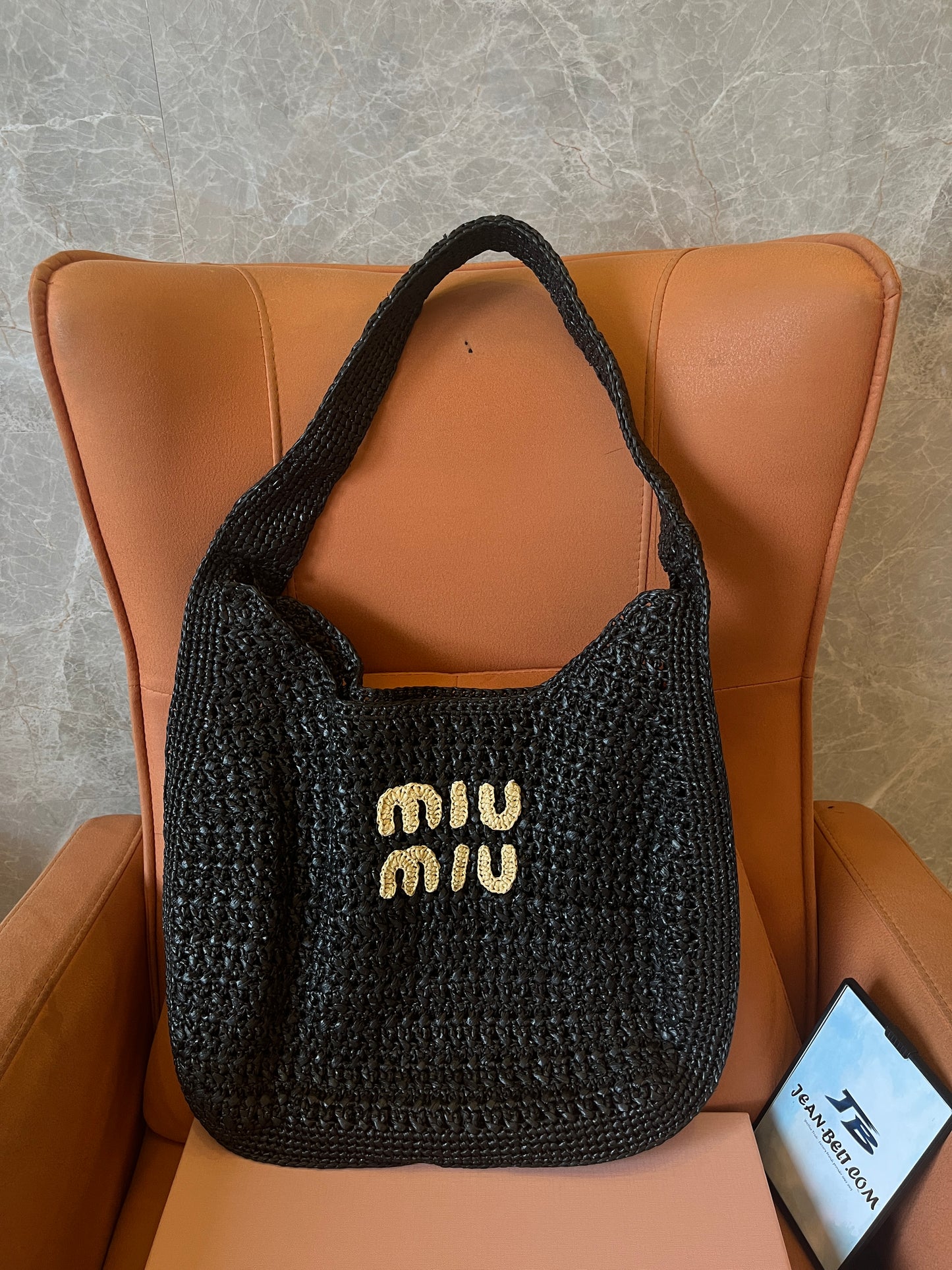 Bolso hobo de crochet negro para mujer de Miu Miu