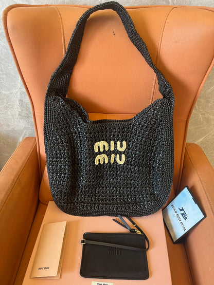 Bolso hobo de crochet negro para mujer de Miu Miu