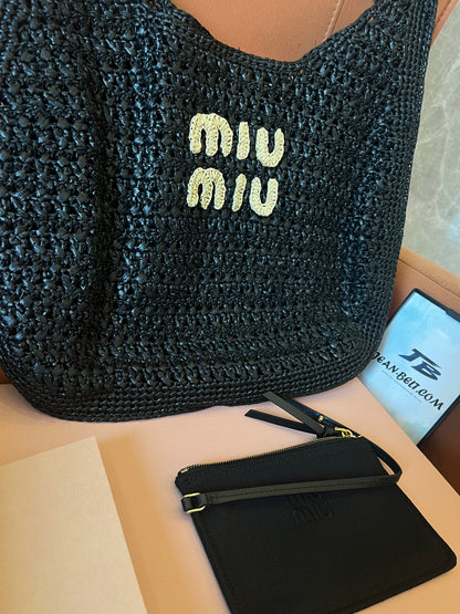 Bolso hobo de crochet negro para mujer de Miu Miu