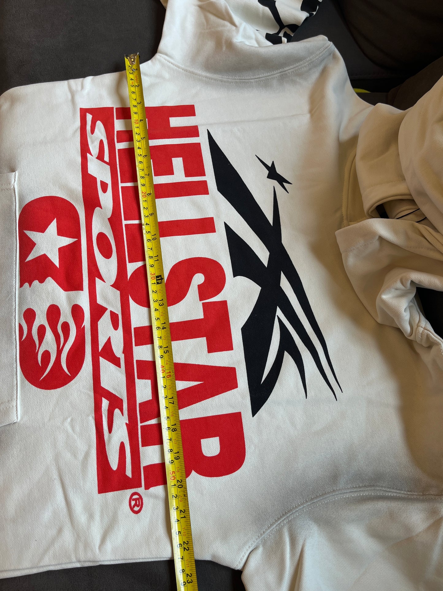 Hellstar, si no te gustamos, golpéanos con la sudadera con capucha
