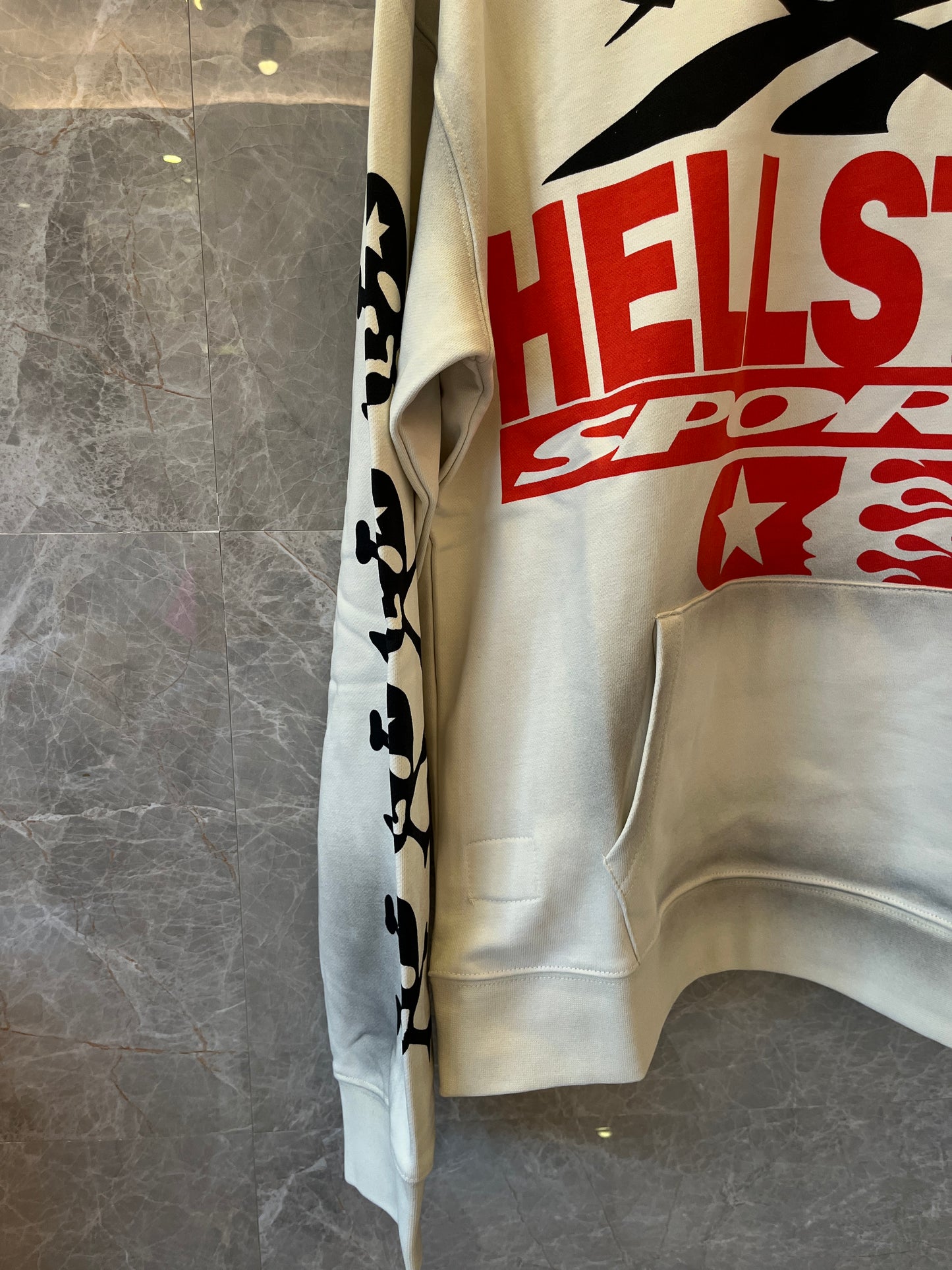 Hellstar, si no te gustamos, golpéanos con la sudadera con capucha