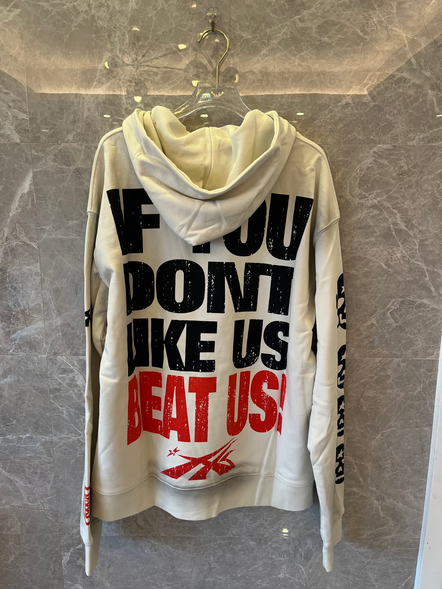Hellstar, si no te gustamos, golpéanos con la sudadera con capucha