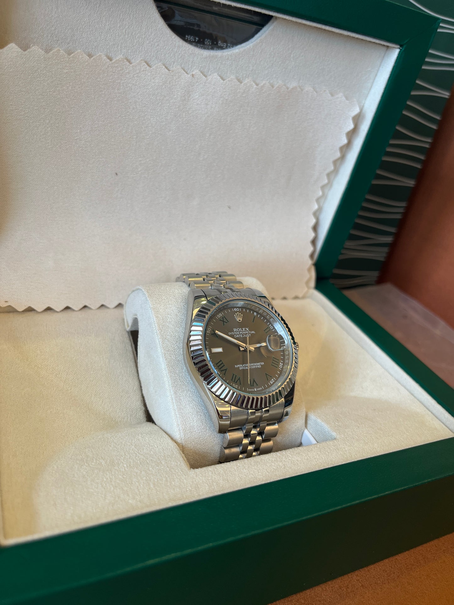 Rolex Datejust con bisel estriado y esfera verde, brazalete Jubilee