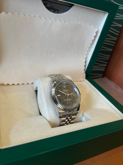 Rolex Datejust con bisel estriado y esfera verde, brazalete Jubilee