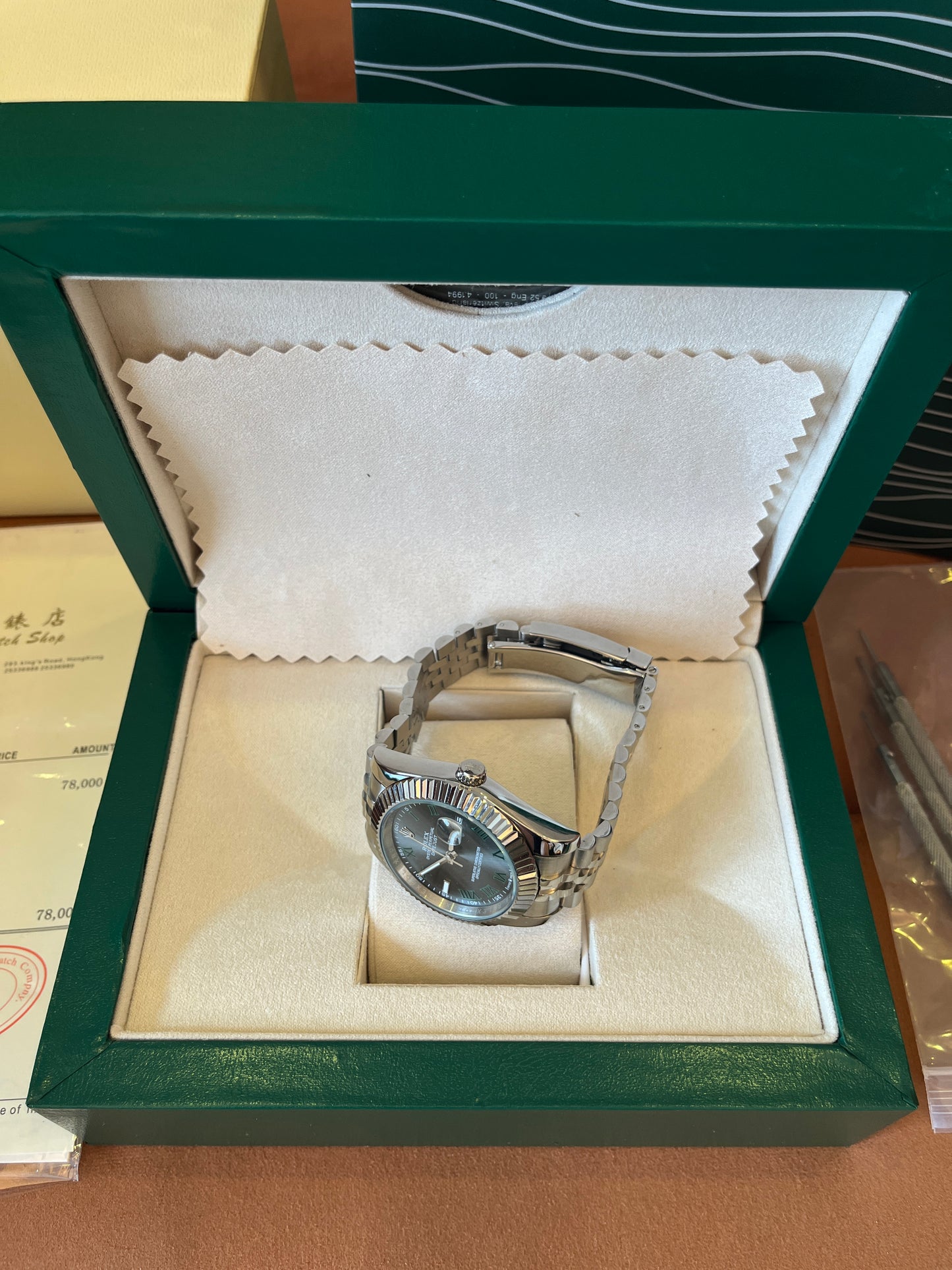 Rolex Datejust con bisel estriado y esfera verde, brazalete Jubilee