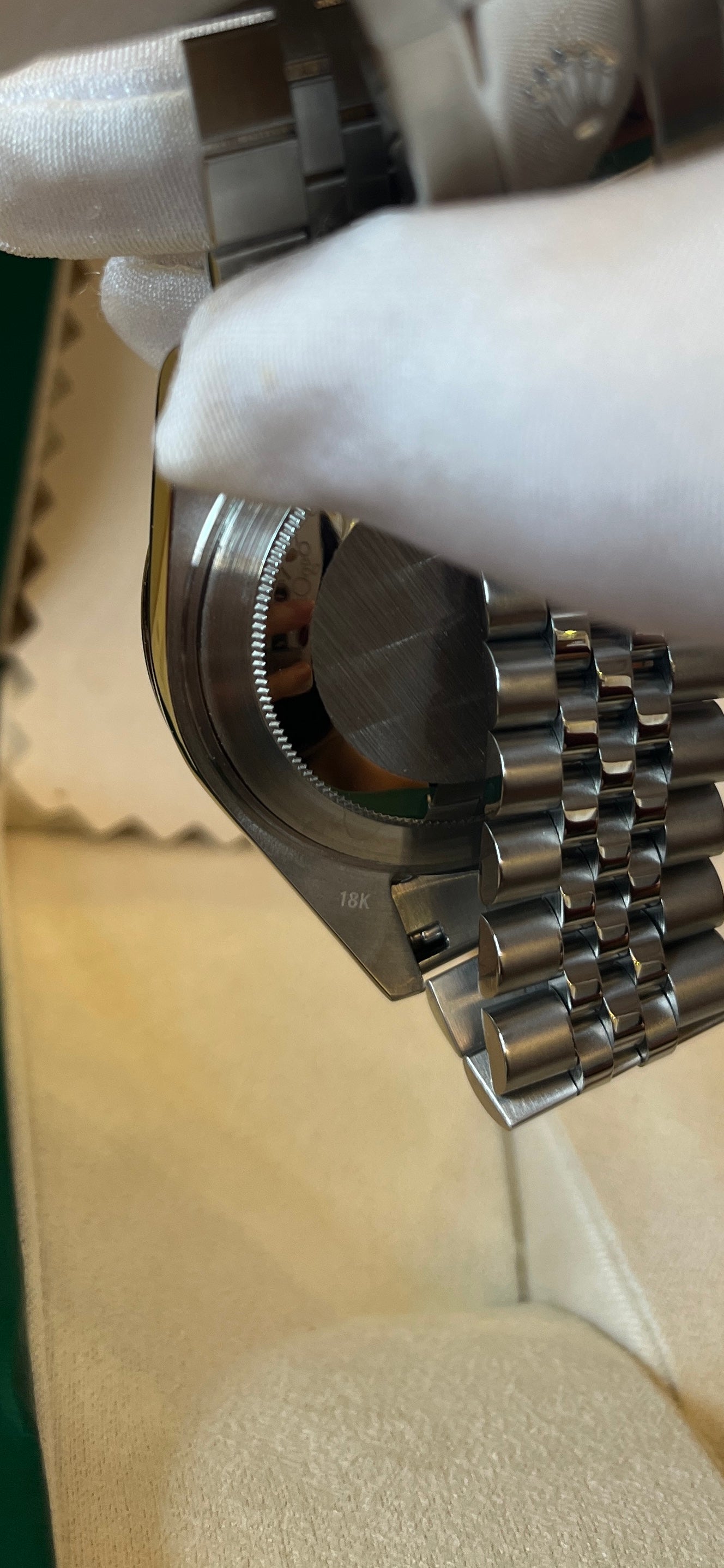 Rolex Datejust con bisel estriado y esfera verde, brazalete Jubilee