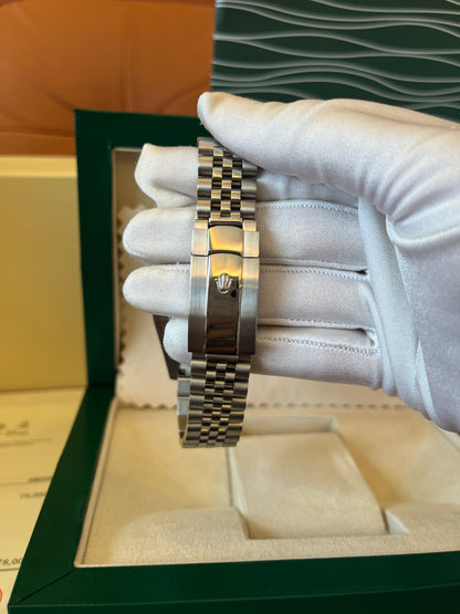 Rolex Datejust con bisel estriado y esfera verde, brazalete Jubilee